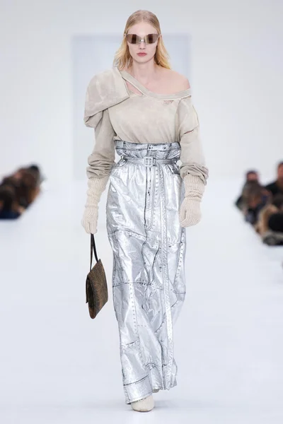 Look 18